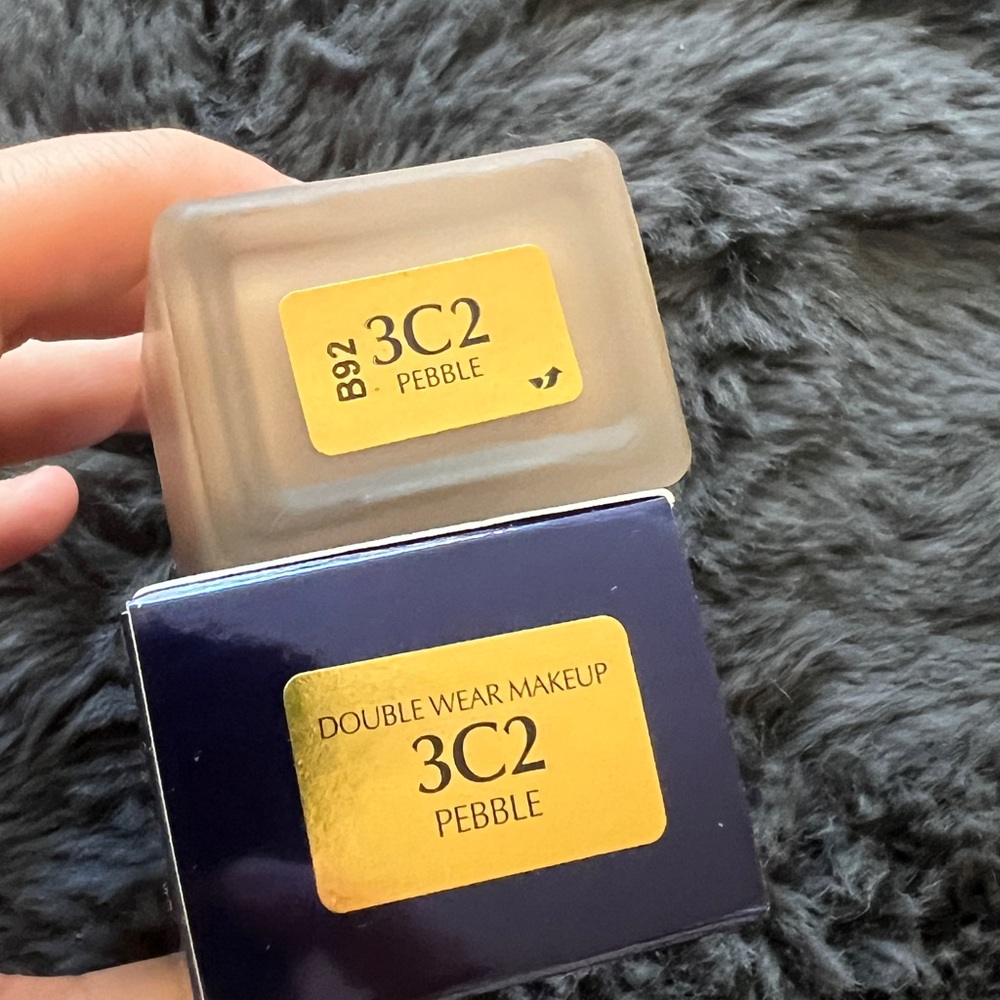 Estee Lauder Double Wear Foundation 3C2 Pebble - Picture 2 of 4